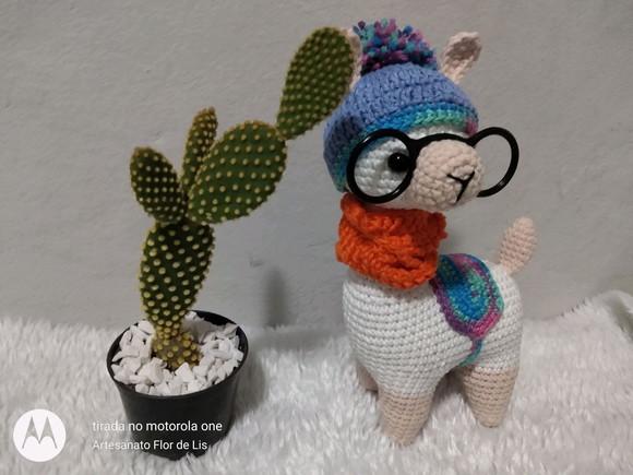 Amigurumi Lhama em Crochê com Cachecol em Tricô