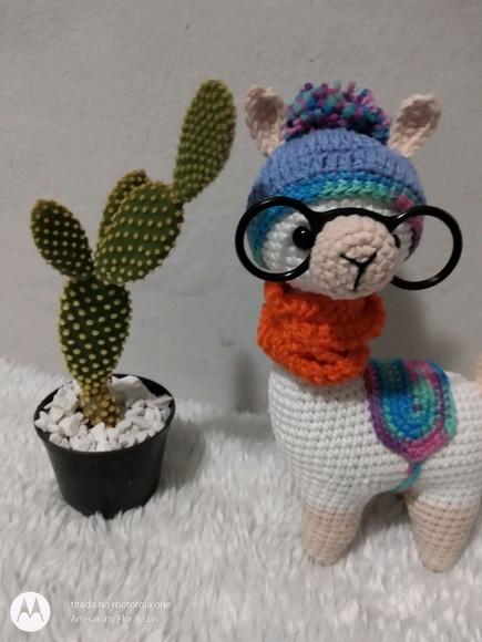 Amigurumi Lhama em Crochê com Cachecol em Tricô