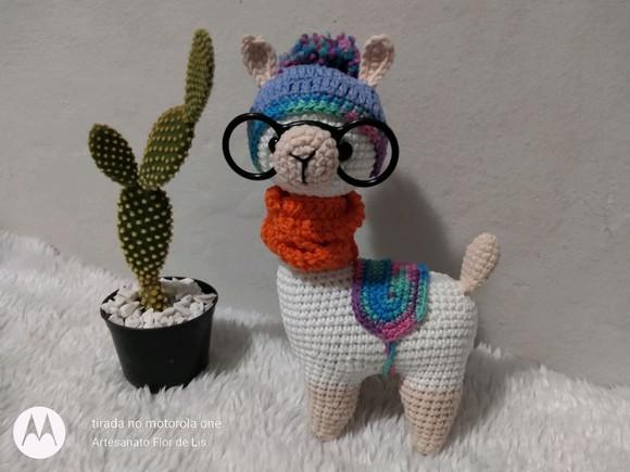 Amigurumi Lhama em Crochê com Cachecol em Tricô