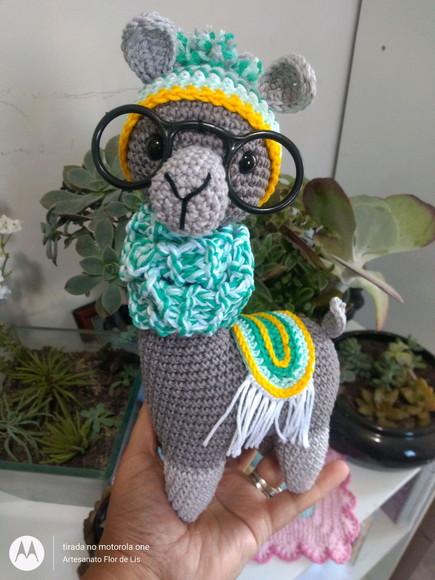 Amigurumi Lhama em Crochê com cachecol em tricô