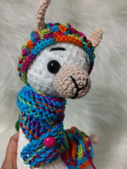 Amigurumi Lhama em Fio Pelúcia com cachecol em tricô