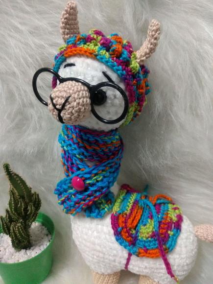 Amigurumi Lhama em Fio Pelúcia com cachecol em tricô