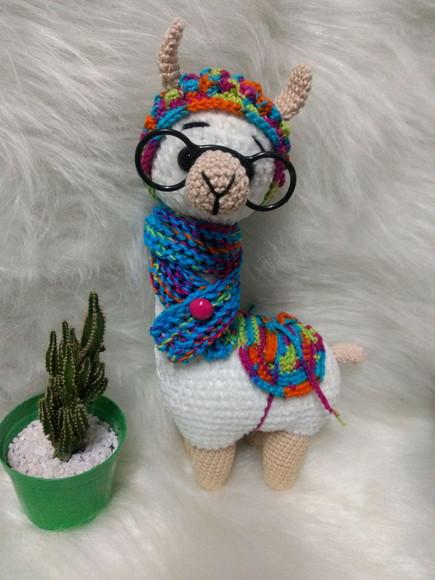 Amigurumi Lhama em Fio Pelúcia com cachecol em tricô