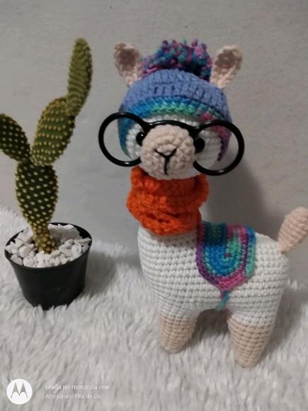 Amigurumi Lhama em Crochê com Cachecol em Tricô