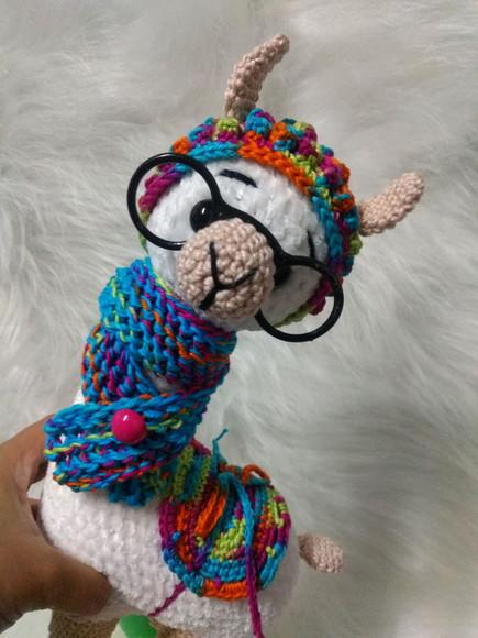 Amigurumi Lhama em Fio Pelúcia com cachecol em tricô