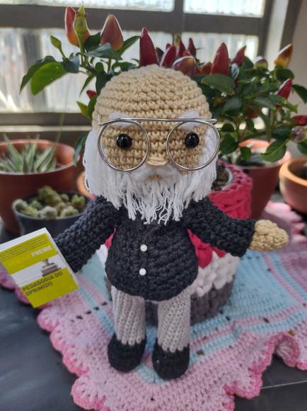 Amigurumi Paulo Freire - Crochê