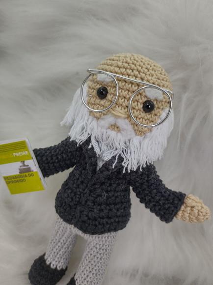 Amigurumi Paulo Freire - Crochê