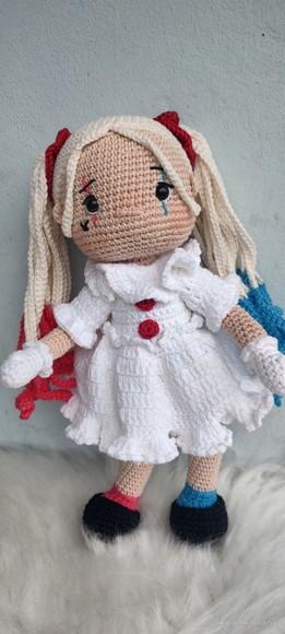 Boneca Arlequina em Amigurumi