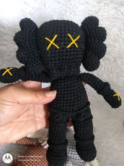 Bonecos Kaws em Amigurumi
