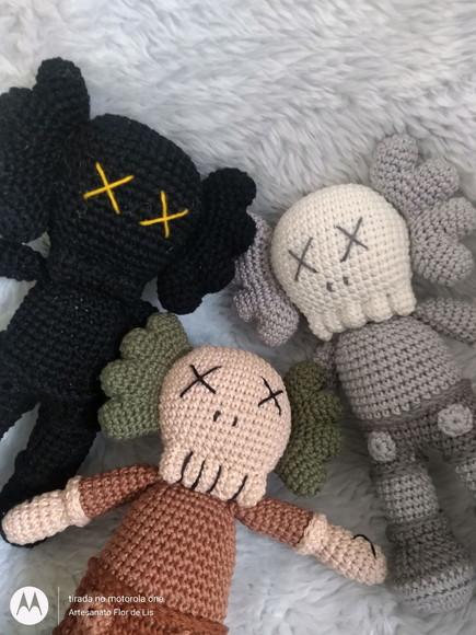 Bonecos Kaws em Amigurumi