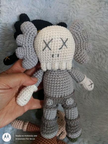 Bonecos Kaws em Amigurumi