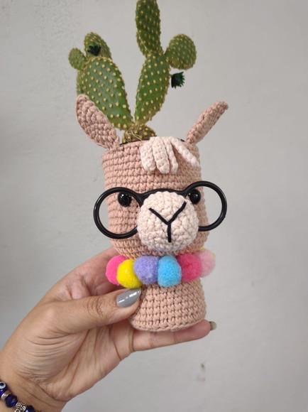 Cachepô para cactos e suculentas Lhama em crochê