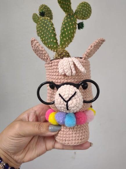 Cachepô para cactos e suculentas Lhama em crochê