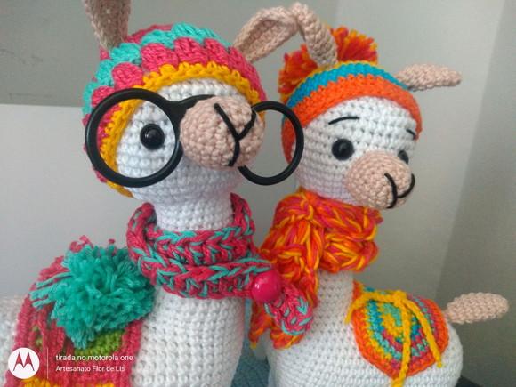 Casal de Lhamas em Crochê com cachecol em tricô