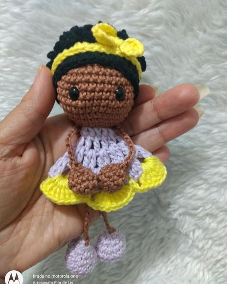 Mini Bonequinha de crochê Menina Morena