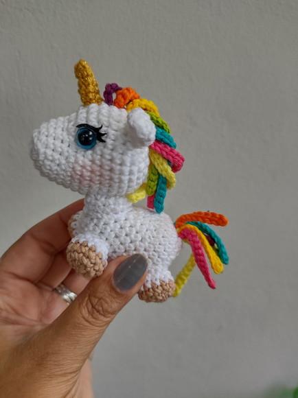 Mini unicórnio em crochê