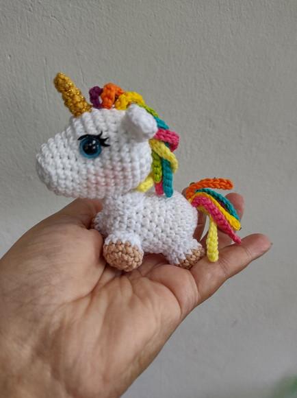 Mini unicórnio em crochê
