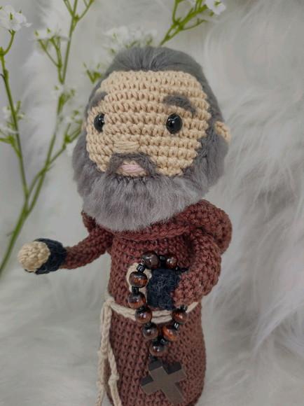 Padre Pio em crochê Amigurumi