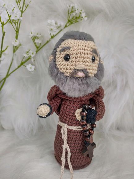 Padre Pio em crochê Amigurumi