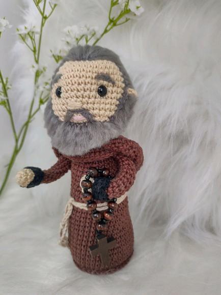 Padre Pio em crochê Amigurumi