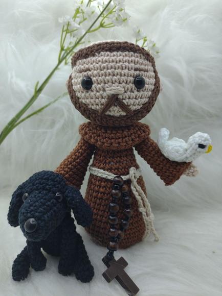 São Francisco de Assis Amigurumi com cachorrinho e gatinho