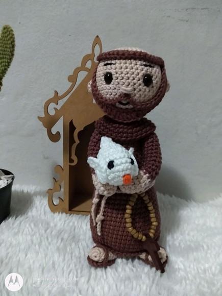 São Francisco de Assis Amigurumi com cachorrinho e gatinho