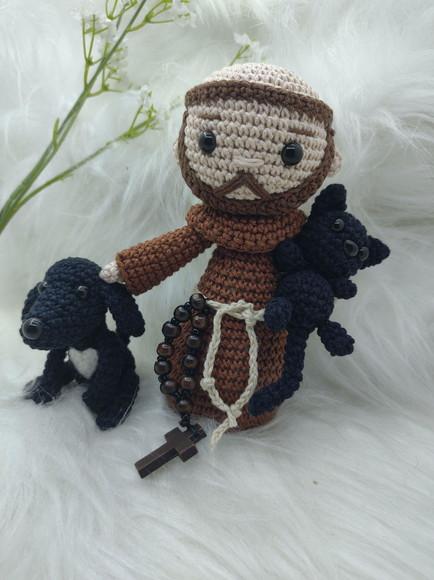 São Francisco de Assis Amigurumi com cachorrinho e gatinho