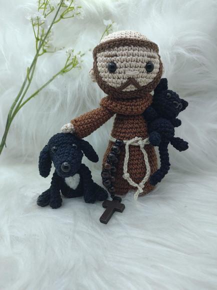 São Francisco de Assis Amigurumi com cachorrinho e gatinho