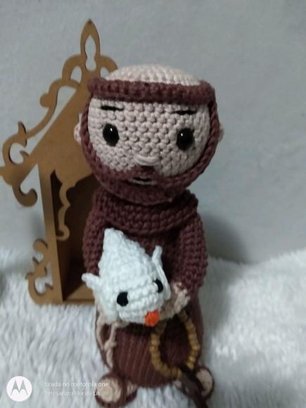 São Francisco de Assis Amigurumi com cachorrinho e gatinho
