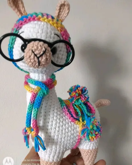 Amigurumi Lhama em Crochê com cachecol em Icord e pompom