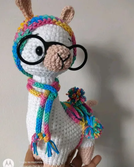 Amigurumi Lhama em Crochê com cachecol em Icord e pompom