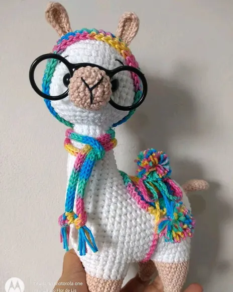 Amigurumi Lhama em Crochê com cachecol em Icord e pompom