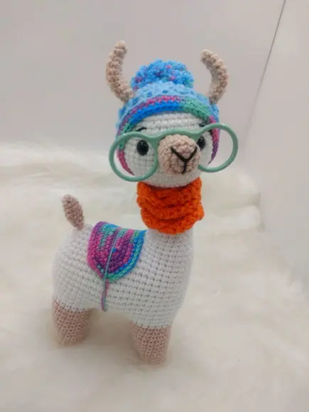 Amigurumi Lhama em Crochê com cachecol em tricô