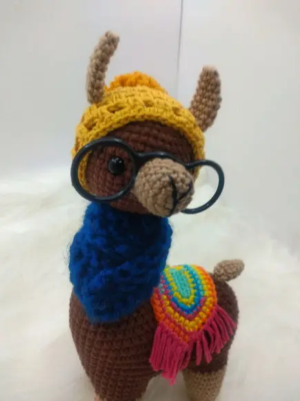 Amigurumi Lhama em Crochê com cachecol em tricô