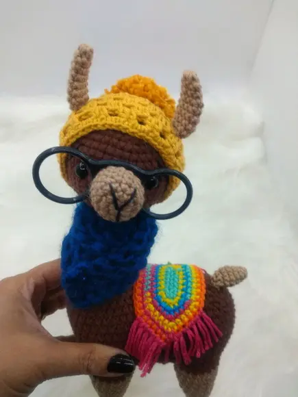 Amigurumi Lhama em Crochê com cachecol em tricô