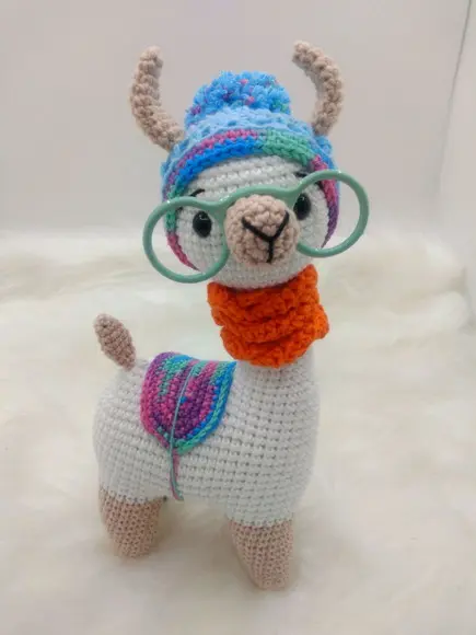 Amigurumi Lhama em Crochê com cachecol em tricô