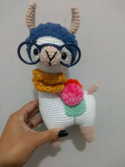 Amigurumi Lhama em Crochê com cachecol em tricô