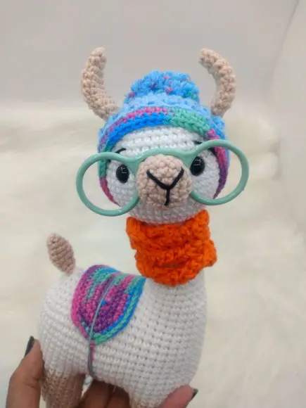 Amigurumi Lhama em Crochê com cachecol em tricô