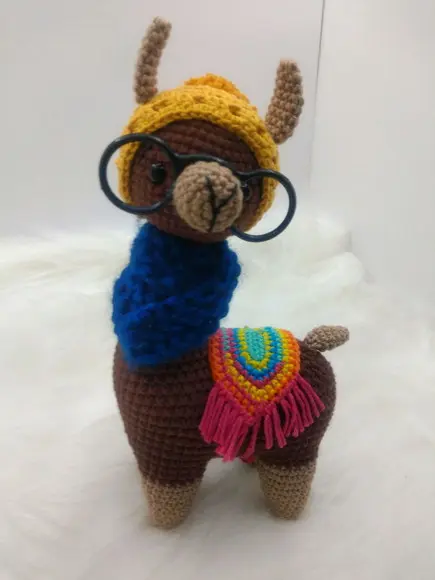 Amigurumi Lhama em Crochê com cachecol em tricô