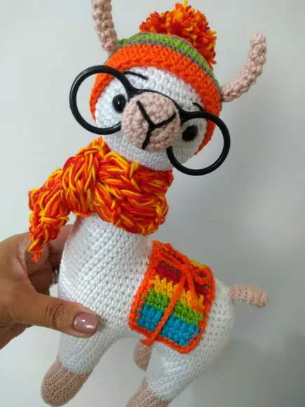 Amigurumi Lhama em Crochê com cachecol em tricô