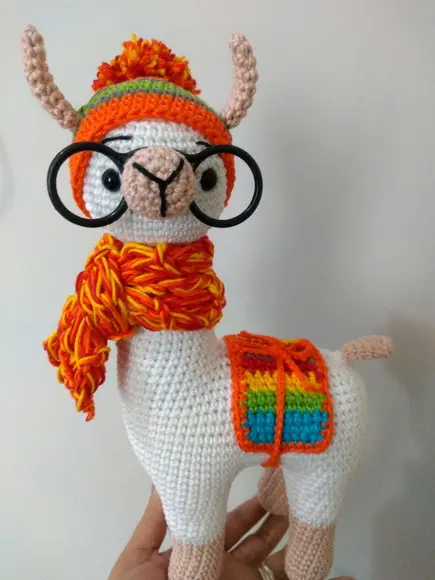 Amigurumi Lhama em Crochê com cachecol em tricô