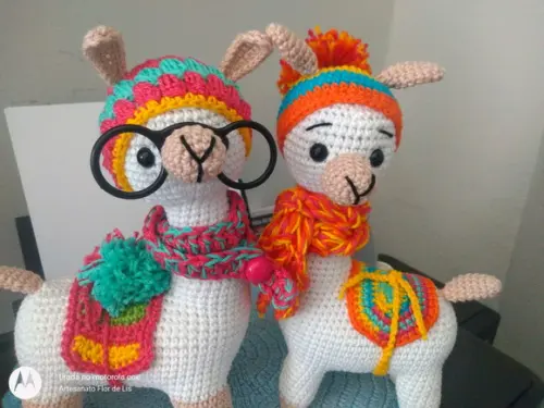 Amigurumi Lhama em Crochê com cachecol em tricô
