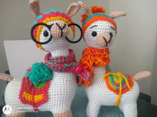 Amigurumi Lhama em Crochê com cachecol em tricô