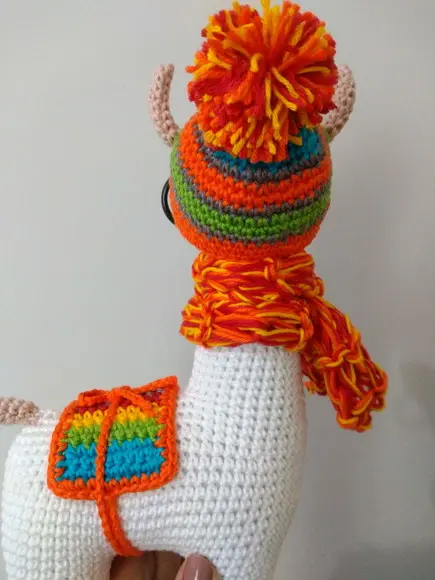 Amigurumi Lhama em Crochê com cachecol em tricô