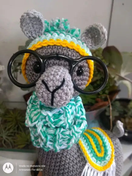 Amigurumi Lhama em Crochê com cachecol em tricô