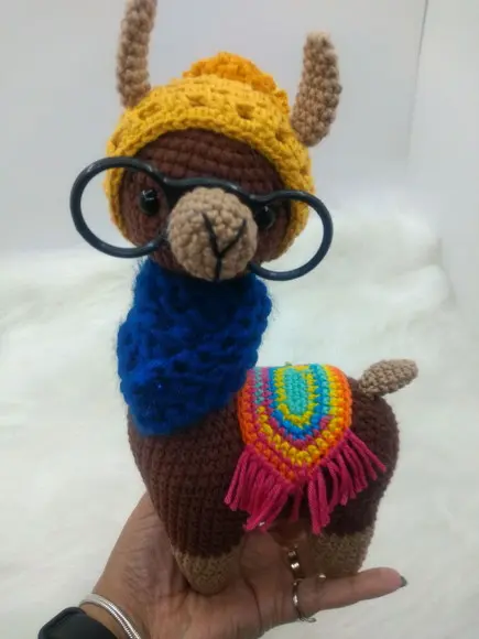 Amigurumi Lhama em Crochê com cachecol em tricô