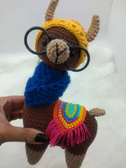 Amigurumi Lhama em Crochê com cachecol em tricô
