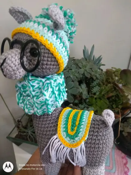 Amigurumi Lhama em Crochê com cachecol em tricô
