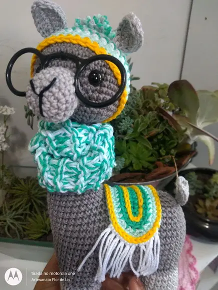 Amigurumi Lhama em Crochê com cachecol em tricô