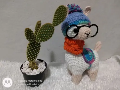 Amigurumi Lhama em Crochê com Cachecol em Tricô
